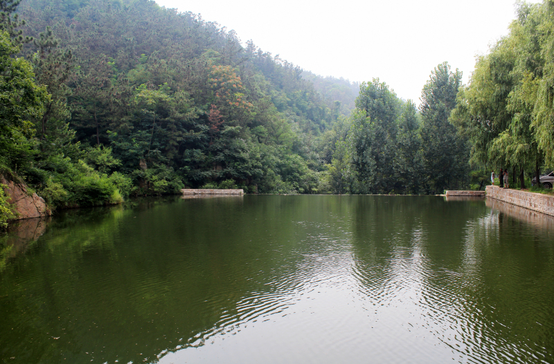 十八趟风景区  位于城前镇驻地西北约18公里处,景区内环绕着一条悠长